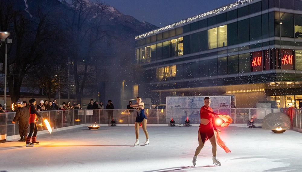 Beim Auftakt vor dem Sillpark wurde eine Eistanzeinlage von Mitgliedern des Tiroler Eislaufverbandes sowie des Tanzstudios Calypso geboten.