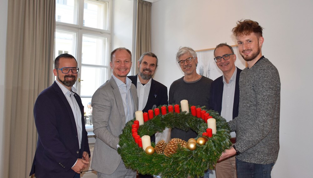 Der heutige Adventskranz geht auf den Gründer der Diakonie, Johann Hinrich Wichern zurück. Dieser entzündete im Rauhen Haus der Diakonie in Hamburg jeden Tag im Advent eine Kerze an einem Wagenrad, das 20 kleine und vier große Kerzen trug, um Kindern aus ärmsten Verhältnissen die Zeit bis Weihnachten zu verkürzen. Auch heute noch ist der Diakonie-Adventskranz ein Symbol der Hoffnung für junge Menschen in Not. In diesem Sinne übergaben VertreterInnen der Diakonie Österreich kürzlich einen Adventkranz and die Stadt Innsbruck. Stephan Mader, Michael Örfi, Michael Kerber, Olivier Dantine, Stefan Gartlacher (v.l.n.r.) überreichten den Kranz an Bürgermeister Johannes Anzengruber (2.v.l.).