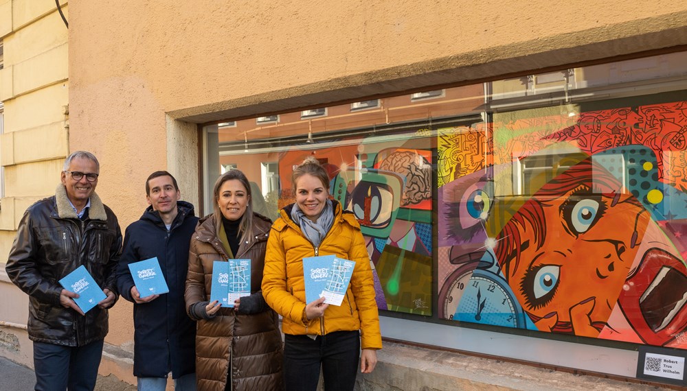 Norbert Huber (Zeit & Gold Huber), Kurator Clemens Bartenbach, Stadträtin Mariella Lutz und Sarah Brandacher (Innsbruck Marketing) vor dem Kunstwerk in der Glasmalereistraße von Künstler Robert Trus Wilhelm.