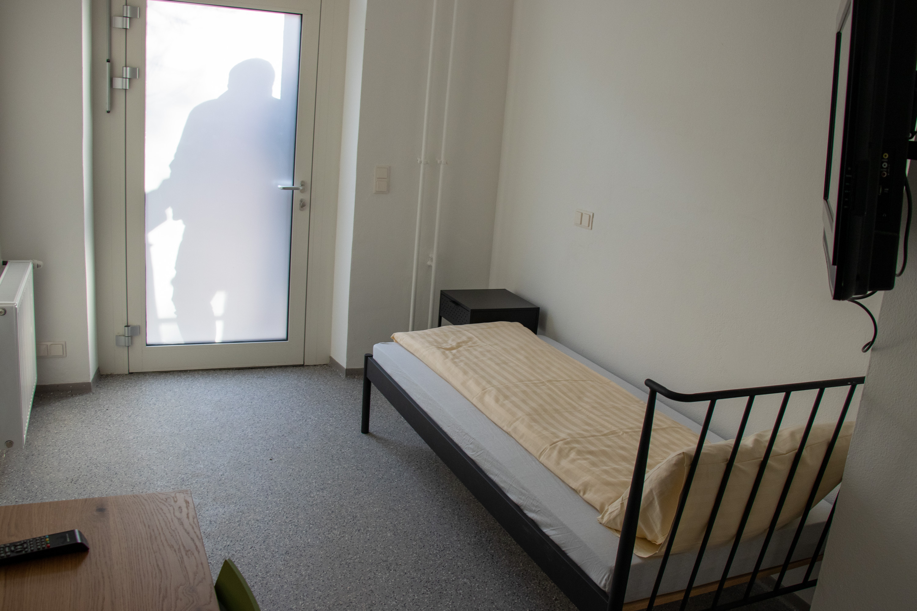 Die Zimmer sind mit Dusche, WC, einem Bett, Fernseher und Schreibtisch ausgestattet.