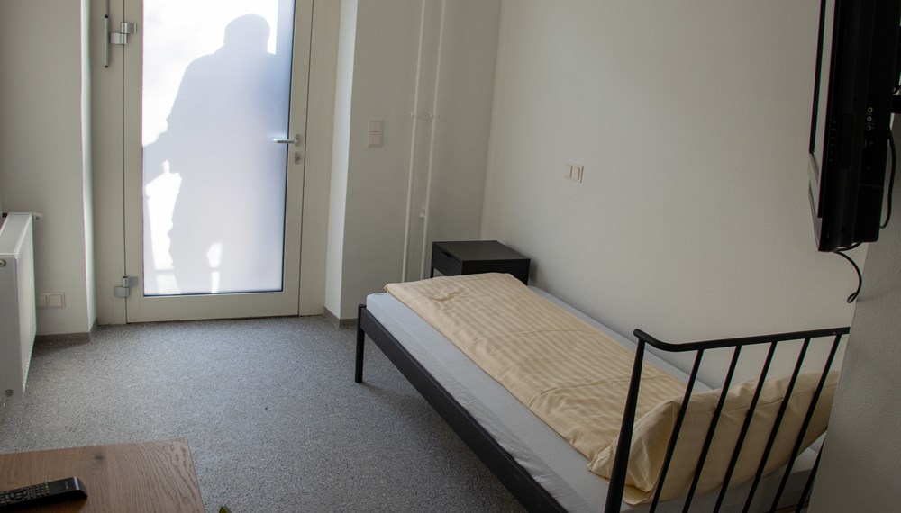 Die Zimmer sind mit Dusche, WC, einem Bett, Fernseher und Schreibtisch ausgestattet.
