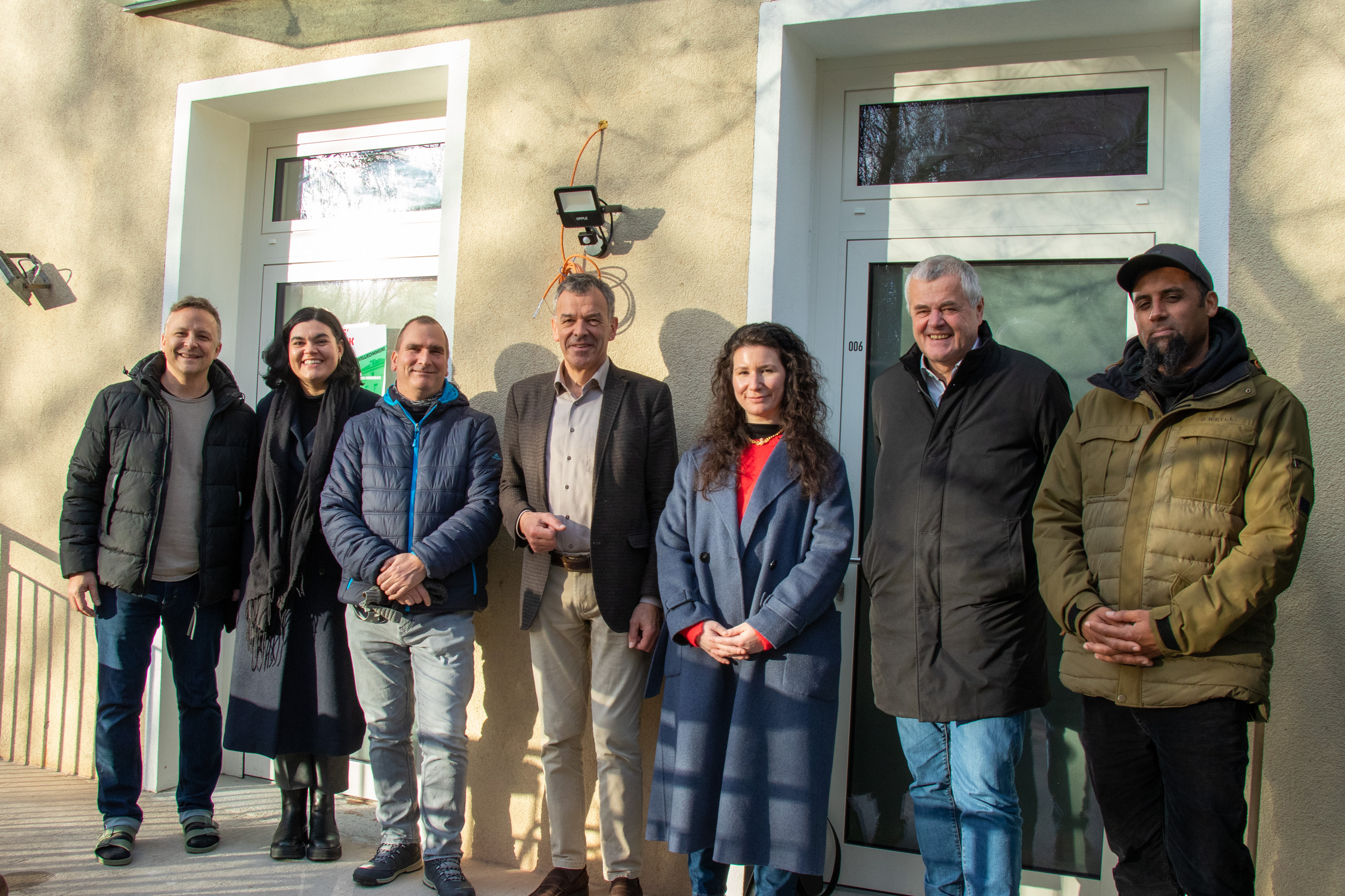 Die Herberge in der Hunoldstraße 22 bietet nun zwei weitere Außenzimmer. Sie sind von außen zugänglich und bieten wohnungslosen Menschen einen Rückzugsort bei Bedarf. Im Bild: (v. l. n. r.:)  Florian Rainer (Wirtschaftsleitung, ISD), Sozialkoordinatorin Anna-Sophia Bahl, Raimund Sölder, Vizebürgermeister Georg Willi, Jasmin Kompatscher, ISD-Geschäftsführer Hubert Innerebner und Daren Ranalter (Leitung Alexihaus, ISD).