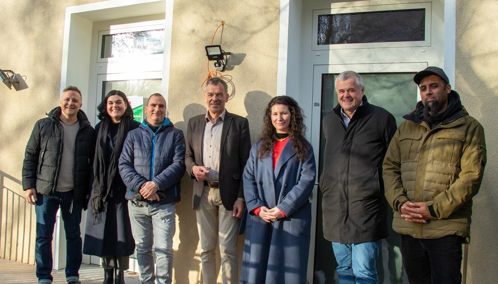 Die Herberge in der Hunoldstraße 22 bietet nun zwei weitere Außenzimmer. Sie sind von außen zugänglich und bieten wohnungslosen Menschen einen Rückzugsort bei Bedarf. Im Bild: (v. l. n. r.:) Florian Rainer (Wirtschaftsleitung, ISD), Sozialkoordinatorin Anna-Sophia Bahl, Raimund Sölder, Vizebürgermeister Georg Willi, Jasmin Kompatscher, ISD-Geschäftsführer Hubert Innerebner und Daren Ranalter (Leitung Alexihaus, ISD).