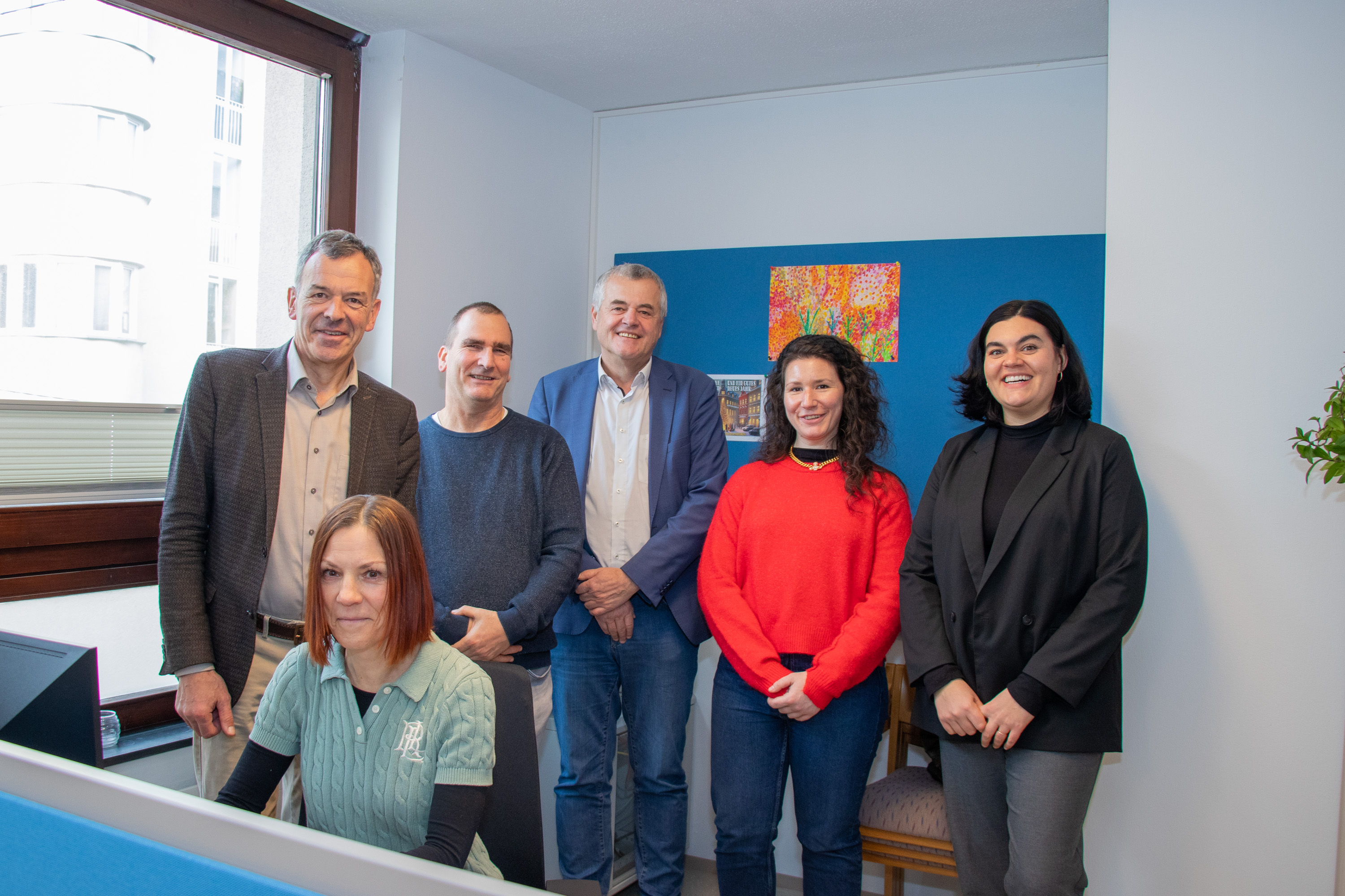 Vizebürgermeister Georg Willi besuchte gemeinsam mit Raimund Sölder (Leiter Wohnungslosenhilfe ISD), Hubert Innerebner (Geschäftsführer ISD), Jasmin Kompatscher und Sozialkoordinatorin Anna-Sophia Bahl (beide im Büro des Vizebürgermeisters) die neue Sozialarbeiterin Petra Kinberger im Sozialkontaktbüro im Haus an der Sill.