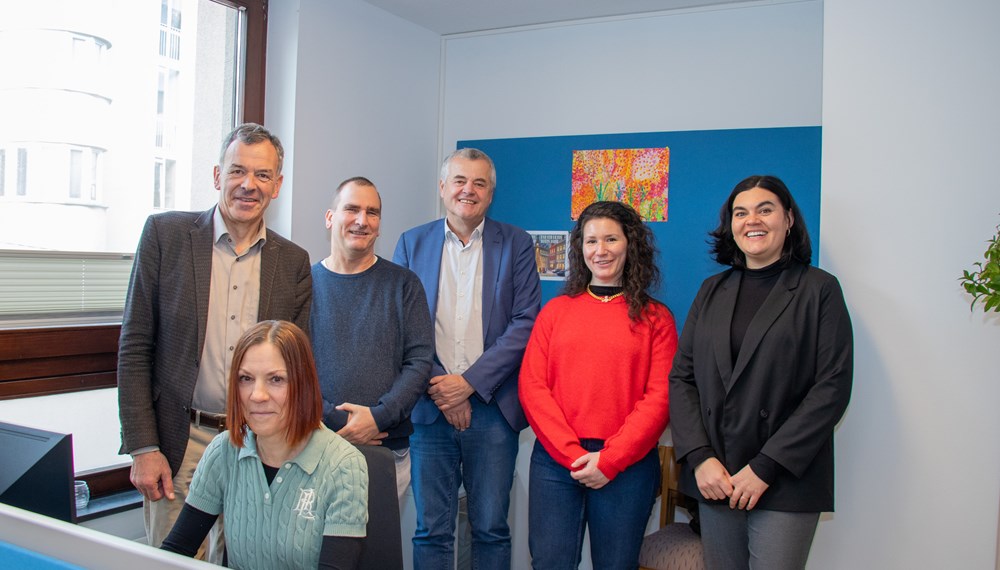 Vizebürgermeister Georg Willi besuchte gemeinsam mit Raimund Sölder (Leiter Wohnungslosenhilfe ISD), Hubert Innerebner (Geschäftsführer ISD), Jasmin Kompatscher und Sozialkoordinatorin Anna-Sophia Bahl (beide im Büro des Vizebürgermeisters) die neue Sozialarbeiterin Petra Kinberger im Sozialkontaktbüro im Haus an der Sill.