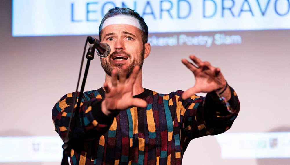 Der Poetry-Slam-Preis wurde am 1. Oktober beim Fest der Kultur verliehen. Land Tirol und Stadt Innsbruck vergeben die gemeinsame Auszeichnung seit 2020.