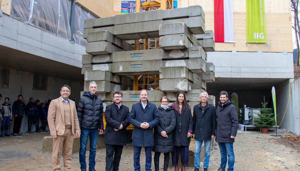 IIG-Geschäftsführer Franz Danler, Architekt Mario Gasser, Stadtsenat-Ersatzmitglied Benjamin Plach, Bürgermeister Johannes Anzengruber, Direktorin Petra Eichler, Stadträtin Janine Bex, Geschäftsführer Thomas Huter (Baufirma Huter & Söhne GmbH), Tobias Huter (Baufirma Huter & Söhne GmbH) bei der Firstfeier am Campus Arzl.