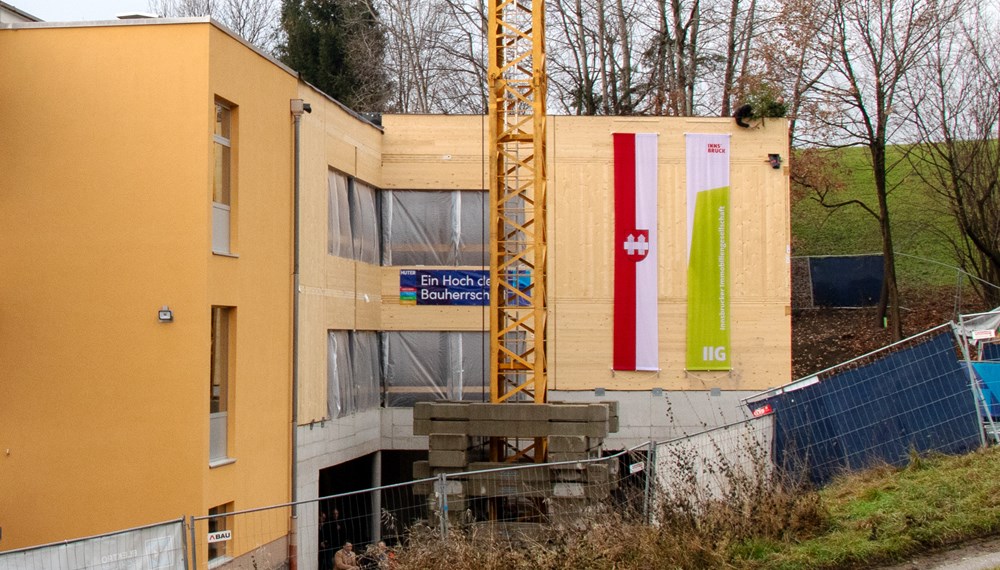 Der neue Zubau in Holzhybridbauweise fügt sich nahtlos in das Bestandsgebäude ein und bietet künftig Platz für neue Klassenräume, einen großzügigen Erschließungsbereich, eine Lehrküche sowie einen Mittagstisch.