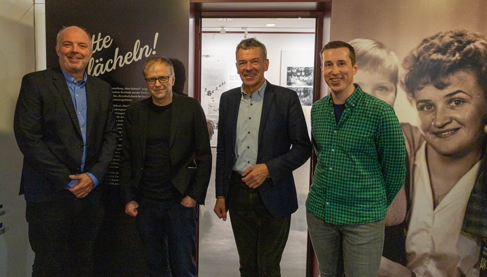 Vizebürgermeister Georg Willi (2.v.r.) und Stadtarchiv-Leiter Lukas Morscher (l.) freuen sich über die Eröffnung der Ausstellung „Bitte lächeln“, die von Niko Hofinger (2.v.l.), Tobias Rettenbacher (r.) und Renate Ursprunger (nicht im Bild) vom Innsbrucker Stadtarchiv zusammengestellt wurde.