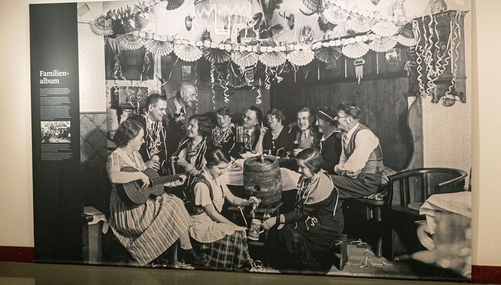 Bis 18. April 2025 ist die Ausstellung „Bitte lächeln“ im Innsbrucker Stadtarchiv zu sehen.