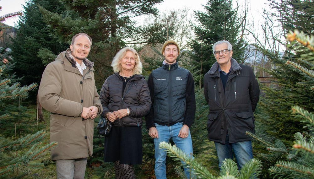 Bürgermeister Johannes Anzengruber (l.) und Referatsleiter Leopold Petrus (2. v. r.) bedanken sich herzlich bei Maria und Franz Tollinger für ihre großzügige Christbaumspende.