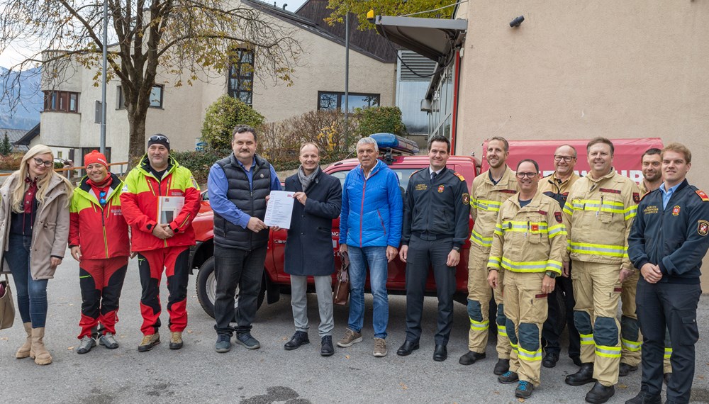 Feierliche Übergabe: Bürgermeister Johannes Anzengruber (5. v. l.) überreicht die Schenkungsurkunde an Csaba Pataki, Vorsitzender des Kreisrats von Satu Mare (4. v. l.). Das Fahrzeug wird künftig von der Bergrettung in Satu Mare genutzt.