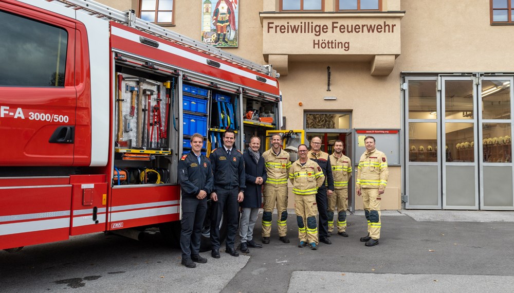 Bürgermeister Johannes Anzengruber (3. v. l.), Branddirektor Helmut Hager (2. v. l.), Offizier Manuel Schieferle (l.) und Bezirks-Feuerwehrkommandant OBR Gerhard Mayregger (3. v. r.) übergeben ein Tanklöschfahrzeug der Berufsfeuerwehr Innsbruck an die Freiwillige Feuerwehr Hötting.