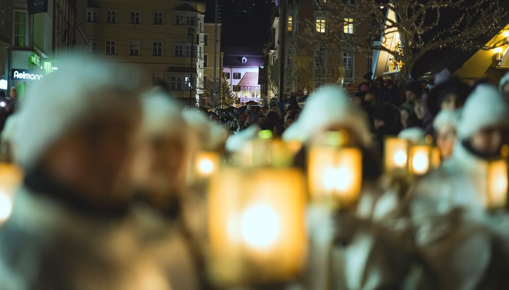 Als vorweihnachtlicher, besinnlicher Höhepunkt führt der Christkindleinzug am Sonntag, 22. Dezember, ab 17.00 Uhr durch die Straßen der Innsbrucker Innenstadt.