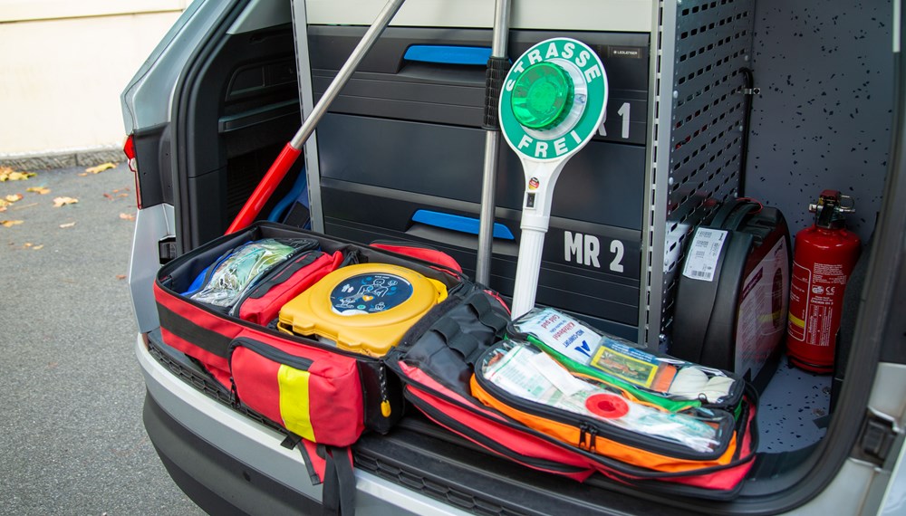 Ein Notfallrucksack zur medizinischen Erstversorgung, ein Defibrillator, eine spezielle Fangstange und ein Chip-Lesegerät für Hunde, Mittel zur Sicherung des Verkehrs und vieles mehr findet sich in den Einsatzfahrzeugen der MÜG