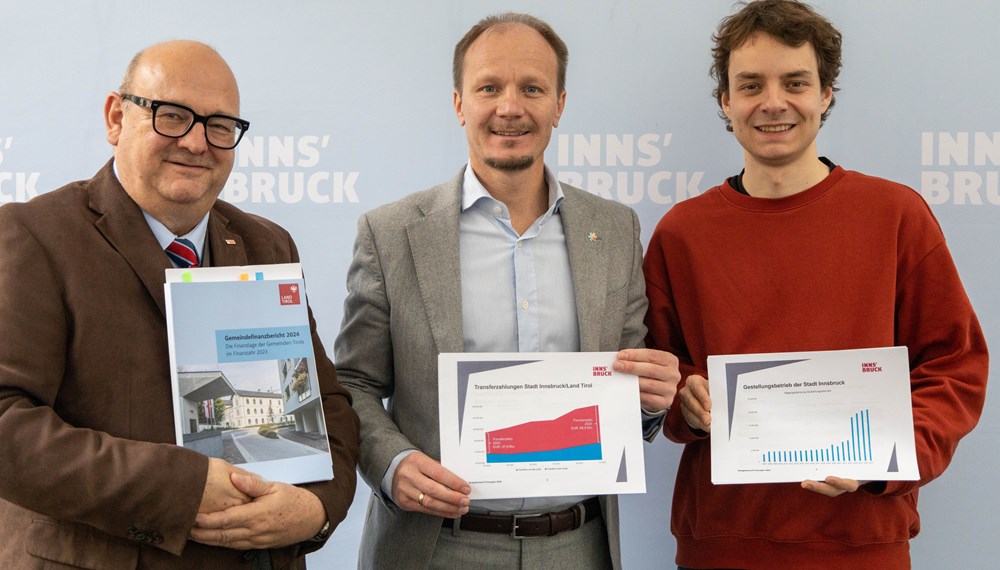 Das Innsbrucker Budget steht: Bürgermeister Johannes Anzengruber, Finanzdirektor Martin Rupprechter (li.) und der Vorsitzende des Ausschuss für Finanzen, Subventionen und Beteiligungen Gemeinderat Dejan Lukovic (re.) nehmen vor dem Budgetbeschluss am 12. und 13. Dezember noch einmal gemeinsam zum Voranschlag Stellung.