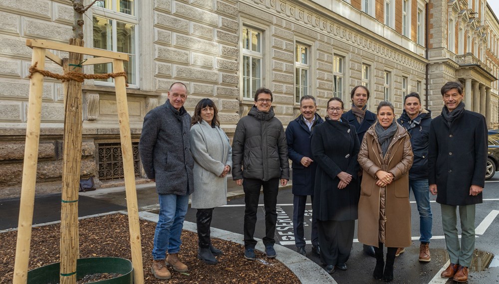 Gemeinsam für eine grünere Zukunft: v. l. n. r.: Robert Mair (Grünanlagen – Pflege und Service), Beate Abler (Richterin OLG), Referent Markus Pinter (Grünanlagen – Planung und Bau), Robert Wolf (ARE), Agata Bilinska (Oberstaatsanwältin), Holger Mangesius (Justizministerium), Stadträtin Mariella Lutz, Florian Wolf (Tiefbau – Planung) und OLG-Präsident Wigbert Zimmermann feiern die klimafitte Neugestaltung der Schmerlingstraße.