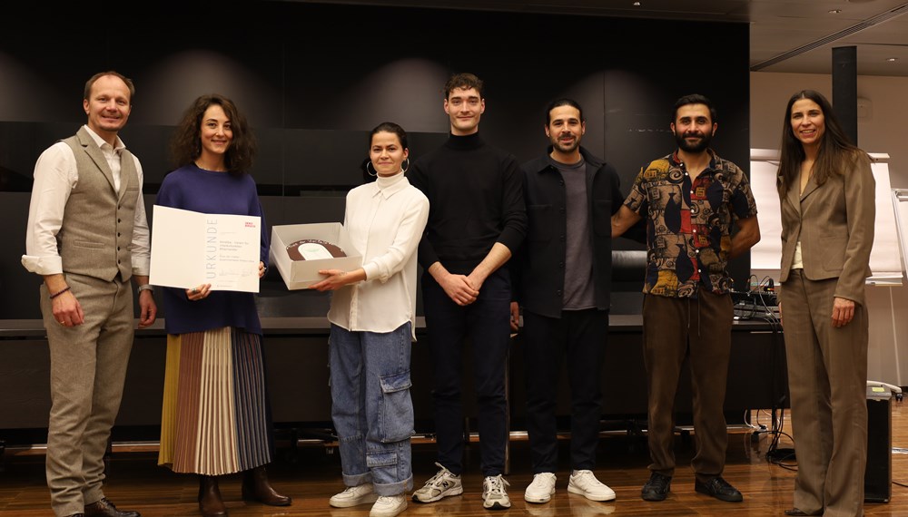 Preis der Vielfalt 2024: Bürgermeister Johannes Anzengruber (1. v.l.) und Stadträtin Janine Bex (1. v.r.) gratulierten dem Verein „Hindiba“ und seinen Vereinsmitgliedern rund um Alina Knoflach (2. v.l.).