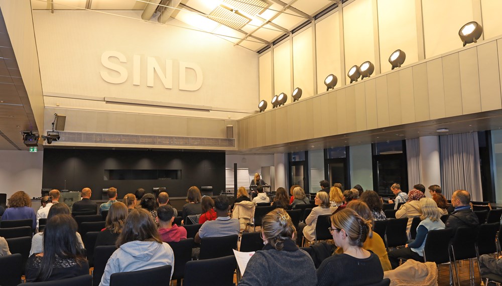 Großer Andrang bei der Preisverleihung im Plenarsaal und große Freude über den Preis der Vielfalt 2024.