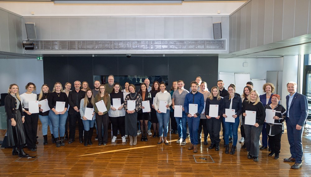 Die Dienstkurse B und C wurden im Herbst 2024 von insgesamt 34 Mitarbeitenden des Innsbrucker Stadtmagistrats erfolgreich abgeschlossen. Bürgermeister Johannes Anzengruber, Magistratsdirektorin Gabriele Herlitschka, Amtsvorständin Milka Peraic-Rasic (Personalwesen) und ZPV-Obfrau Sabine Steffan überreichten die Urkunden zum erfolgreichen Abschluss an die städtischen Bediensteten im Plenarsaal.