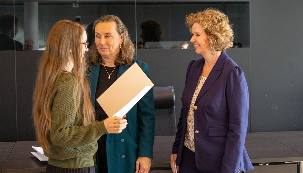 Die Dienstkurse B und C wurden im Herbst 2024 von insgesamt 34 Mitarbeitenden des Innsbrucker Stadtmagistrats erfolgreich abgeschlossen. Bürgermeister Johannes Anzengruber, Magistratsdirektorin Gabriele Herlitschka, Amtsvorständin Milka Peraic-Rasic (Personalwesen) und ZPV-Obfrau Sabine Steffan überreichten die Urkunden zum erfolgreichen Abschluss an die städtischen Bediensteten im Plenarsaal.