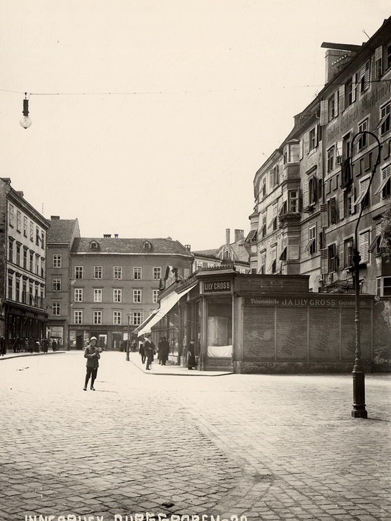 Burggraben gegen Süd-Westen mit Franziskanerplatz um 1925.