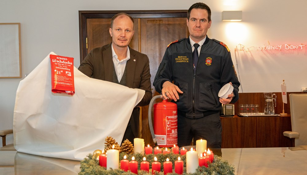 Bürgermeister Johannes Anzengruber (l.) und Branddirektor Helmut Hager (r.) rufen die Bevölkerung zu besonderer Achtsamkeit in der Weihnachtszeit auf und empfehlen Löschdecken, Feuerlöscher und die Installation von Rauchmeldern zur erhöhten Sicherheit.
