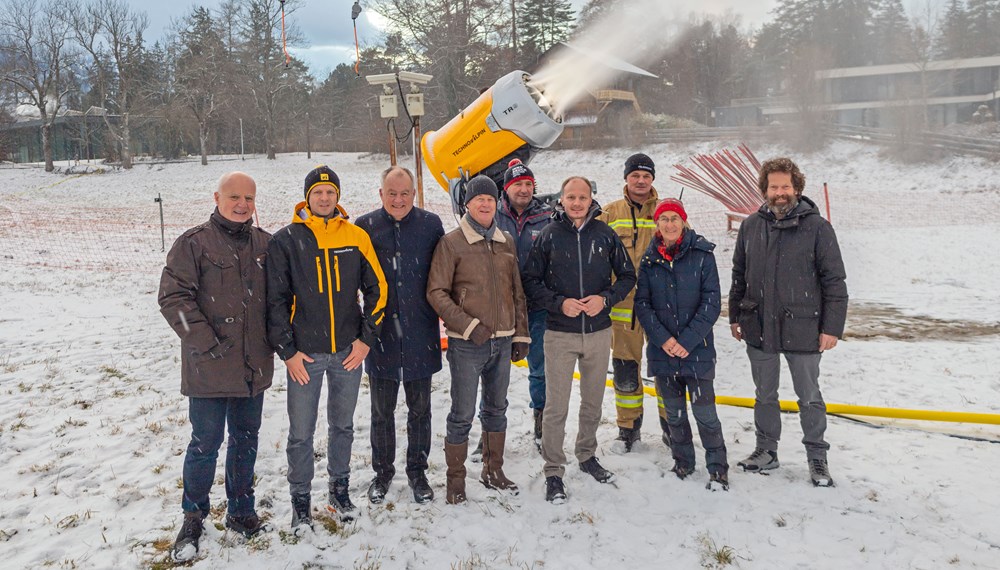 Bürgermeister Johannes Anzengruber (4.v.r.) freut sich mit (v.l.n.r.) Christoph Wegscheider (Schützenkompanie Igls-Vill), Matthias Illmer (TechnoAlpin), Aufsichtsratsvorsitzenden Wolfgang Henle (Patscherkofelbahn Infrastruktur GmbH), Obmann Karl Zimmermann (Sportverein Igls), Geschäftsführer Adrian Egger (Patscherkofelbahn Betriebs GmbH), Josef Fankhauser (FF Igls), Maria Zimak und Herwig Drexel (Verband Igls-Vill) über die neue Beschneiungsanlage in Igls.
