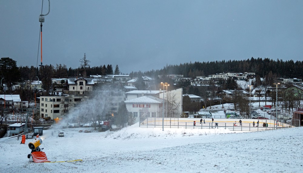 Für genügend Schnee beim Lift neben der städtischen Sportanlage Zimmerwiese sorgen zwei Propellermaschinen, die bei geeigneten Witterungsbedingungen zwischen 7.00 und 22.00 Uhr im Einsatz sind.