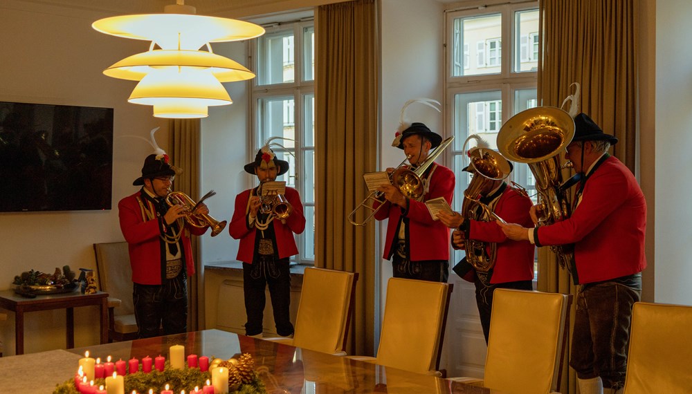 Kurz vor Weihnachten stattete die Stadtmusikkapelle Wilten Bürgermeister Johannes Anzengruber und Stadträtin Mariella Lutz einen Besuch im Innsbrucker Rathaus ab. Ein Quintett der Musikkapelle sorgte mit traditionellen Weihnachtsliedern für adventliche Stimmung.