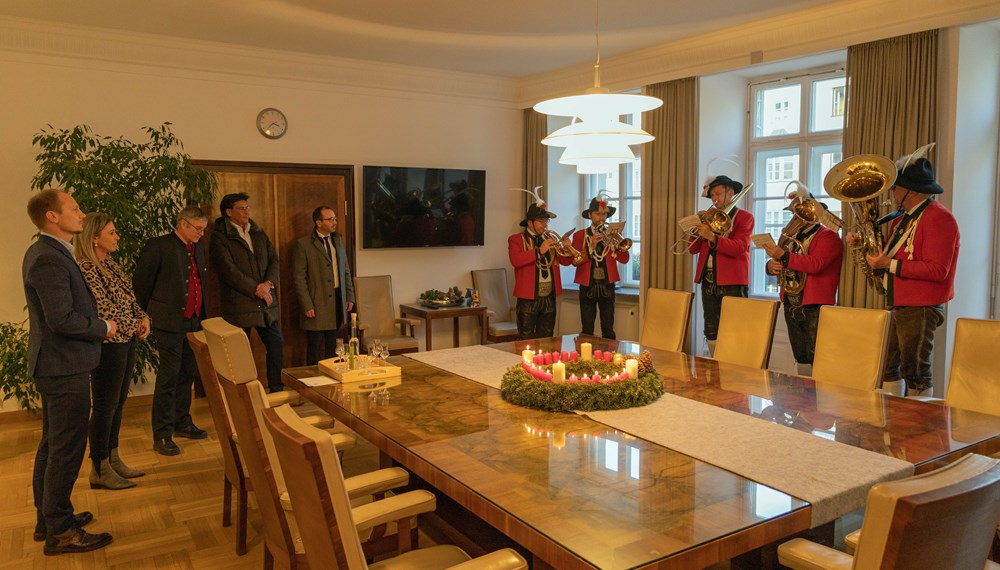 Kurz vor Weihnachten stattete die Stadtmusikkapelle Wilten Bürgermeister Johannes Anzengruber und Stadträtin Mariella Lutz einen Besuch im Innsbrucker Rathaus ab. Ein Quintett der Musikkapelle sorgte mit traditionellen Weihnachtsliedern für adventliche Stimmung.