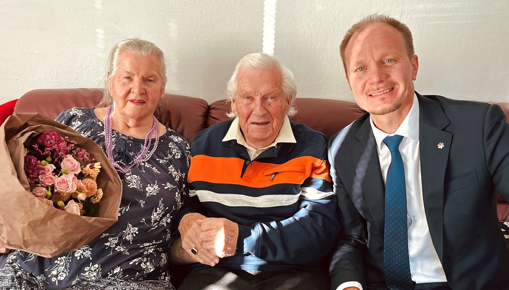 Bürgermeister Johannes Anzengruber (r.) gratuliert Helga und Alois Außerlechner zur Gnadenhochzeit.