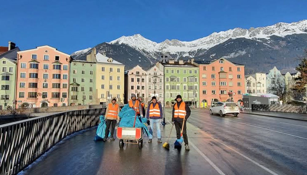 In Kooperation mit dem Innsbrucker Straßenbetrieb führten Mitglieder der Ahmadiyya Muslim Jamaat Innsbruck heuer wieder einen ehrenamtlichen Neujahrsputz durch. Die freiwillige und unentgeltliche Aktion der Jugendorganisation der islamischen Reformgemeinde Ahmadiyya Muslim Jamaat findet jedes Jahr in ganz Österreich statt. Junge Muslime, Freunde und Bekannte der Gemeinde versammeln sich am frühen Morgen des Neujahrstags in Salzburg, Wien, Linz, Innsbruck, Klagenfurt, Dornbirn und Graz, kehren die Straßen und sammeln den dort zurückgelassenen Müll. Die Putzaktion ist für die Gemeinde ein Zeichen der Integration sowie ein Ausdruck der Dankbarkeit, dass Muslime hierzulande in Frieden leben dürfen und vom Gastland freundlich aufgenommen wurden.