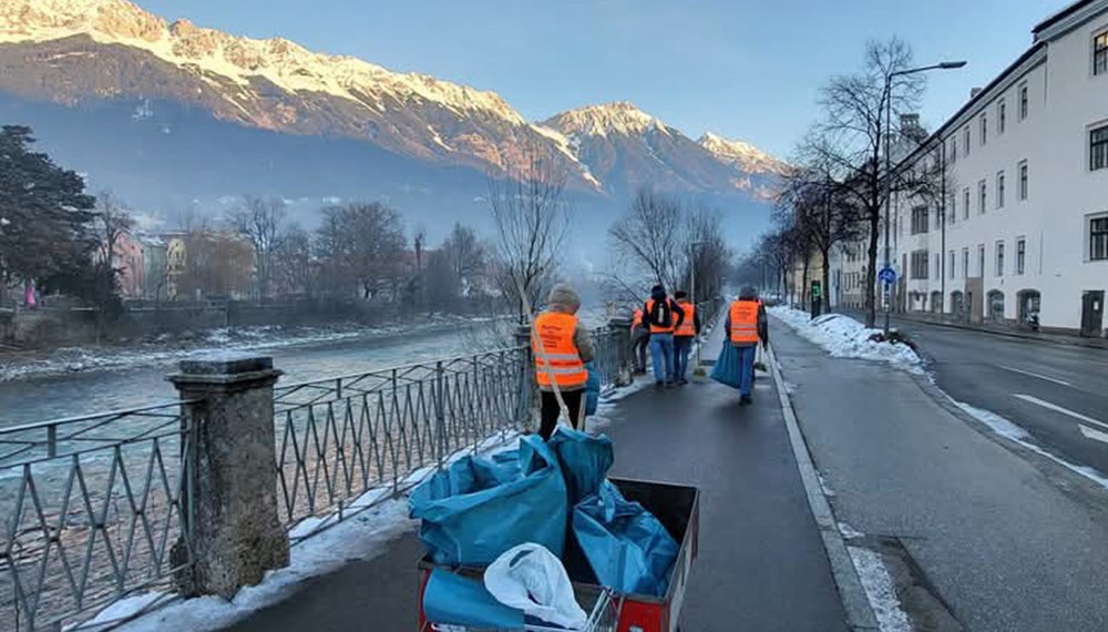 In Kooperation mit dem Innsbrucker Straßenbetrieb führten Mitglieder der Ahmadiyya Muslim Jamaat Innsbruck heuer wieder einen ehrenamtlichen Neujahrsputz durch. Die freiwillige und unentgeltliche Aktion der Jugendorganisation der islamischen Reformgemeinde Ahmadiyya Muslim Jamaat findet jedes Jahr in ganz Österreich statt. Junge Muslime, Freunde und Bekannte der Gemeinde versammeln sich am frühen Morgen des Neujahrstags in Salzburg, Wien, Linz, Innsbruck, Klagenfurt, Dornbirn und Graz, kehren die Straßen und sammeln den dort zurückgelassenen Müll. Die Putzaktion ist für die Gemeinde ein Zeichen der Integration sowie ein Ausdruck der Dankbarkeit, dass Muslime hierzulande in Frieden leben dürfen und vom Gastland freundlich aufgenommen wurden.