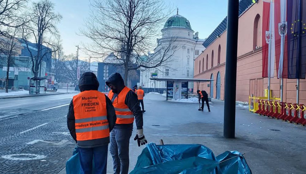 In Kooperation mit dem Innsbrucker Straßenbetrieb führten Mitglieder der Ahmadiyya Muslim Jamaat Innsbruck heuer wieder einen ehrenamtlichen Neujahrsputz durch. Die freiwillige und unentgeltliche Aktion der Jugendorganisation der islamischen Reformgemeinde Ahmadiyya Muslim Jamaat findet jedes Jahr in ganz Österreich statt. Junge Muslime, Freunde und Bekannte der Gemeinde versammeln sich am frühen Morgen des Neujahrstags in Salzburg, Wien, Linz, Innsbruck, Klagenfurt, Dornbirn und Graz, kehren die Straßen und sammeln den dort zurückgelassenen Müll. Die Putzaktion ist für die Gemeinde ein Zeichen der Integration sowie ein Ausdruck der Dankbarkeit, dass Muslime hierzulande in Frieden leben dürfen und vom Gastland freundlich aufgenommen wurden.