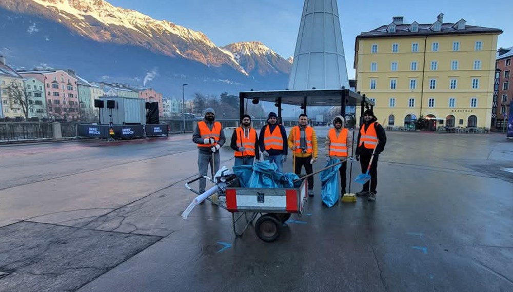 In Kooperation mit dem Innsbrucker Straßenbetrieb führten Mitglieder der Ahmadiyya Muslim Jamaat Innsbruck heuer wieder einen ehrenamtlichen Neujahrsputz durch. Die freiwillige und unentgeltliche Aktion der Jugendorganisation der islamischen Reformgemeinde Ahmadiyya Muslim Jamaat findet jedes Jahr in ganz Österreich statt. Junge Muslime, Freunde und Bekannte der Gemeinde versammeln sich am frühen Morgen des Neujahrstags in Salzburg, Wien, Linz, Innsbruck, Klagenfurt, Dornbirn und Graz, kehren die Straßen und sammeln den dort zurückgelassenen Müll. Die Putzaktion ist für die Gemeinde ein Zeichen der Integration sowie ein Ausdruck der Dankbarkeit, dass Muslime hierzulande in Frieden leben dürfen und vom Gastland freundlich aufgenommen wurden.