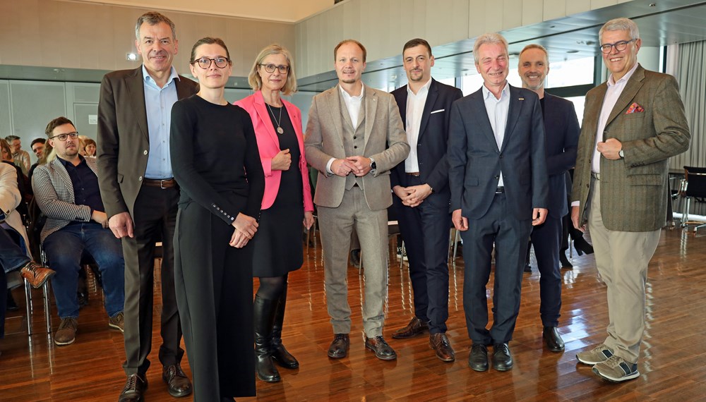 v.l.: Vizebürgermeister Georg Willi, Silvia Angerer (UMIT Tirol), Margit Führer (Leiterin Abt. Pflege Land Tirol), Bürgermeister Johannes Anzengruber, Michael Urschitz (städt. Pflegekoordinator), die Projektleiter von der UMIT Tirol, Gerhard Müller und Harald Stummer, sowie Ferdinand Neu (Leiter Magistratsabteilung II Gemeinde- und Bezirksverwaltung) bei der Vorstellung der Innsbrucker Pflegestrategie 2033.