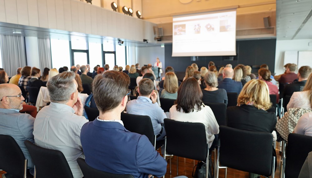 Zahlreiche VertreterInnen aus Politik, Verwaltung und relevanten Einrichtungen aus dem Gesundheits- und Pflegebereich kamen in den Plenarsaal des Rathauses, um mehr über die Inhalte der Pflegestrategie zu erfahren.