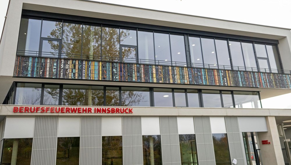 An der Hauptfeuerwache wurden ein neuer, dreigeschoßiger Zubau sowie eine neue Fahrzeughalle errichtet.