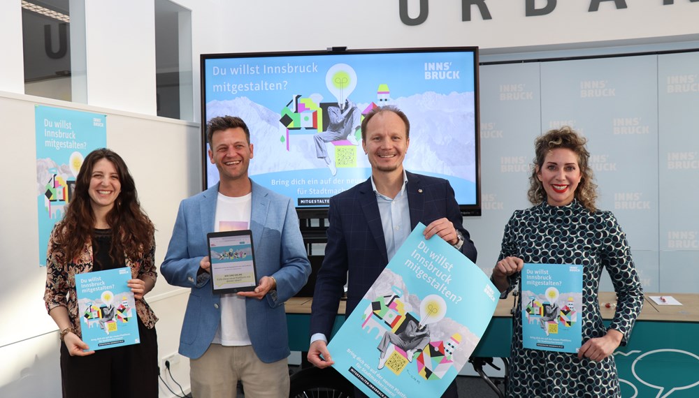 Neue Möglichkeit zur Mitgestaltung in Innsbruck: Bürgermeister Johannes Anzengruber mit dem Team des Referats BürgerInnenbeteiligung und partizipative Stadtgestaltung Sarah Rasi, Lukas Weiss und Andrea Kreisl (v.l.).