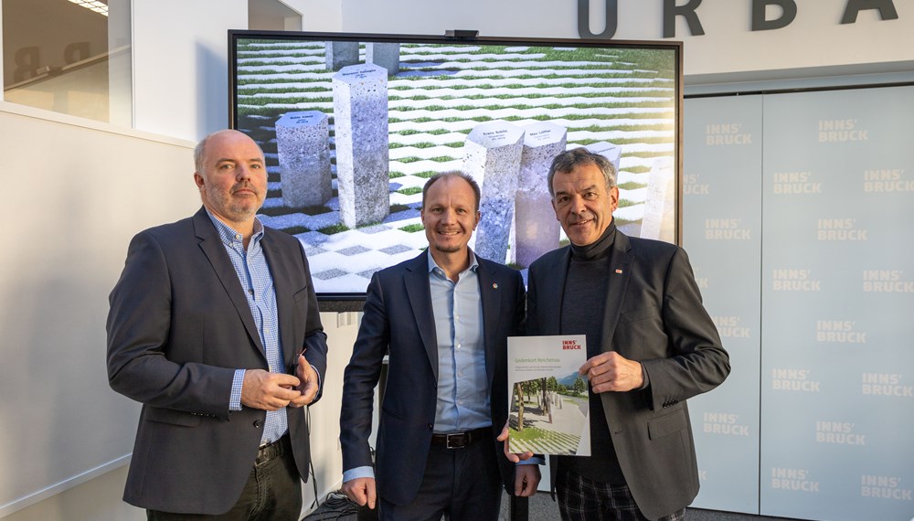 Bürgermeister Johannes Anzengruber (m.), Vizebürgermeister Georg Willi (r.) und Stadtarchivar Lukas Morscher (l.) stellten die weiteren Schritte auf dem Weg zum neuen Gedenkort Reichenau vor.