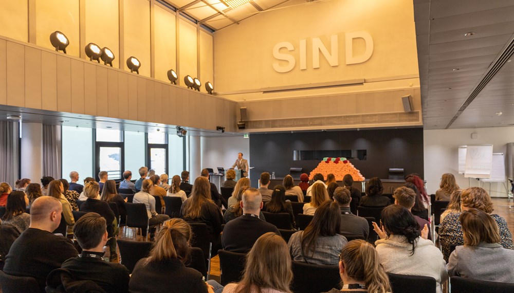 Willkommen bei der Stadt: Auch im Jänner 2025 konnte der Innsbrucker Stadtmagistrat wieder zahlreiche neue Mitarbeitende begrüßen, die am Willkommenstag umfassend zu ihrer künftigen Arbeitsstätte informiert wurden. Bürgermeister Johannes Anzengruber und Magistratsdirektorin Gabriele Herlitschka hießen die neuen Magistratsbediensteten mit Grußworten und einem kleinen Präsent im Namen der Stadt Innsbruck willkommen.