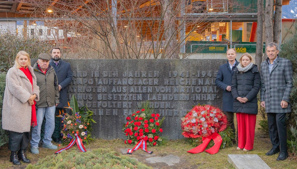 (v.l.n.r.) Vizebürgermeisterin Elisabeth Mayr, Landesobmann Clemens Hornich (ÖVP-Kameradschaft der politisch Verfolgten und Bekenner für Österreich), Landtagsabgeordneter Christoph Appler, Bürgermeister Johannes Anzengruber, Landtagsabgeordnete Elisabeth Fleischanderl (Bund sozialdemokratischer FreiheitskämpferInnen, Opfer des Faschismus und aktiver AntifaschistInnen) und Vizebürgermeister Georg Willi bei der gemeinsamen Kranzniederlegung am Gedenkstein für den Lagerkomplex Reichenau am 27. Jänner 2025, dem Internationalen Tag des Gedenkens für die Opfer des Holocaust.