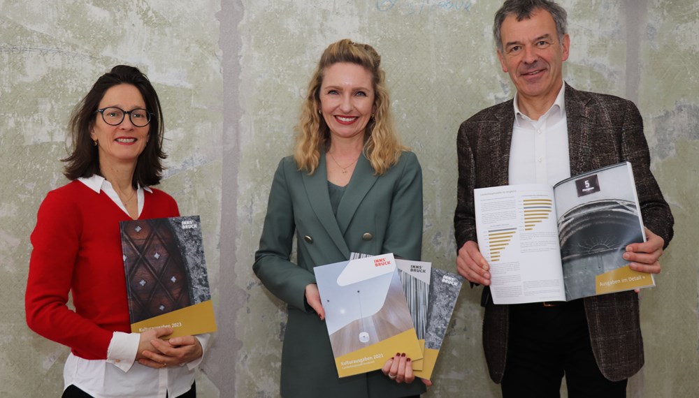 Der Kulturausgabenbericht 2023 macht öffentlich, wohin die städtischen Gelder im Kulturbereich geflossen sind. Bei der Präsentation am 30. Jänner: Vizebürgermeister Georg Willi, Kulturamtsleiterin Isabelle Brandauer (Mitte) und Christina Alexandridis (Kulturentwicklung und Förderung).