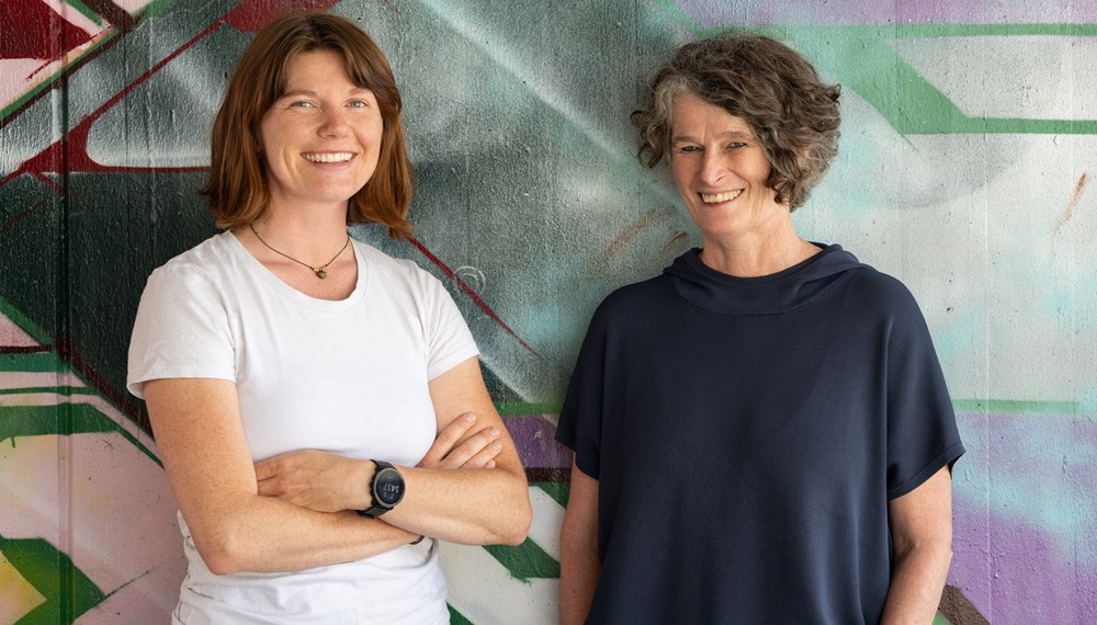 Die Quartiersmanagerinnen Verena Engel (l.) und Gudrun Pechtl arbeiten am Aufbau eines lebendigen Netzwerkes, um den Wirtschaftsstandort Rossau aktiv zu gestalten.