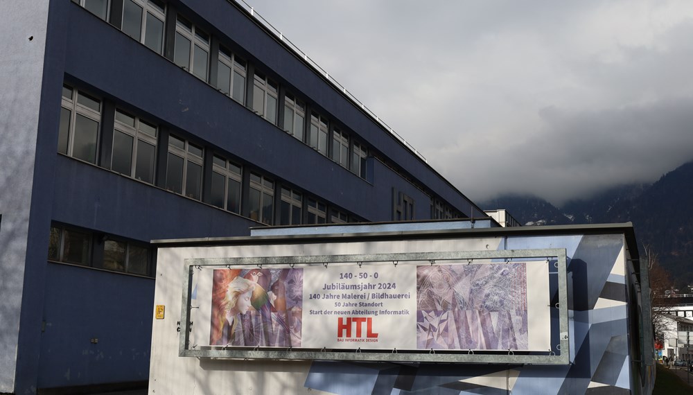 Die Höhere Technische Lehranstalt (HTL) für Bau Informatik Design blickte bei einem Festakt am 31. Jänner auf 140 Jahre Malerei und Bildhauerei und 50 Jahre am Standort Trenkwalderstraße 2 zurück. Neu gegründet wurde 2024 der Zweig Informatik. Bürgermeister Johannes Anzengruber und die für Bildung zuständige Vizebürgermeisterin Elisabeth Mayr gratulierten Direktor Christian Eberl zum Jubiläum und zum neuen Ausbildungszweig, der Abteilung Informatik. Beide betonten den Stellenwert der HTL-Ausbildung durch ihren Praxisbezug und ihre Bedeutung für die Zukunft.
Mehr zur Schule unter www.htl-ibk.at