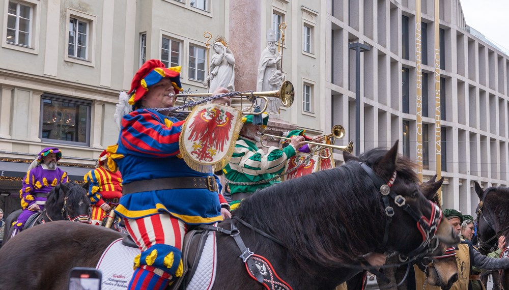 Eine besondere Ehre wurde Bürgermeister Johannes Anzengruber zuteil: Das Fastnachtskomitee des Telfer Schleicherlaufes machte in Begleitung der berittenen Herolde und der Gotl'n dem Innsbrucker Stadtoberhaupt seine Aufwartung. Grund dafür ist die nur alle fünf Jahre stattfindende Schleicherlauf in Telfs. Höhepunkt der Telfer Fasnacht ist der große Umzug, der am Sonntag, 2. Februar, stattfand. Nach der Einladungsverkündung eines Herold überreichte der Telfer Bürgermeister und Fastnachtsobmann Christian Härting dem Innsbrucker Bürgermeister Anzengruber die offizielle Plakette. Im Anschluss wurden die Gäste aus dem Tiroler Oberland ins Rathaus eingeladen. Mehr Information zur Telfer Fastnacht unter: https://www.schleicherlaufen.at/