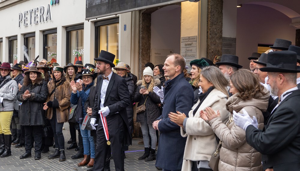 Eine besondere Ehre wurde Bürgermeister Johannes Anzengruber zuteil: Das Fastnachtskomitee des Telfer Schleicherlaufes machte in Begleitung der berittenen Herolde und der Gotl'n dem Innsbrucker Stadtoberhaupt seine Aufwartung. Grund dafür ist die nur alle fünf Jahre stattfindende Schleicherlauf in Telfs. Höhepunkt der Telfer Fasnacht ist der große Umzug, der am Sonntag, 2. Februar, stattfand. Nach der Einladungsverkündung eines Herold überreichte der Telfer Bürgermeister und Fastnachtsobmann Christian Härting dem Innsbrucker Bürgermeister Anzengruber die offizielle Plakette. Im Anschluss wurden die Gäste aus dem Tiroler Oberland ins Rathaus eingeladen. Mehr Information zur Telfer Fastnacht unter: https://www.schleicherlaufen.at/