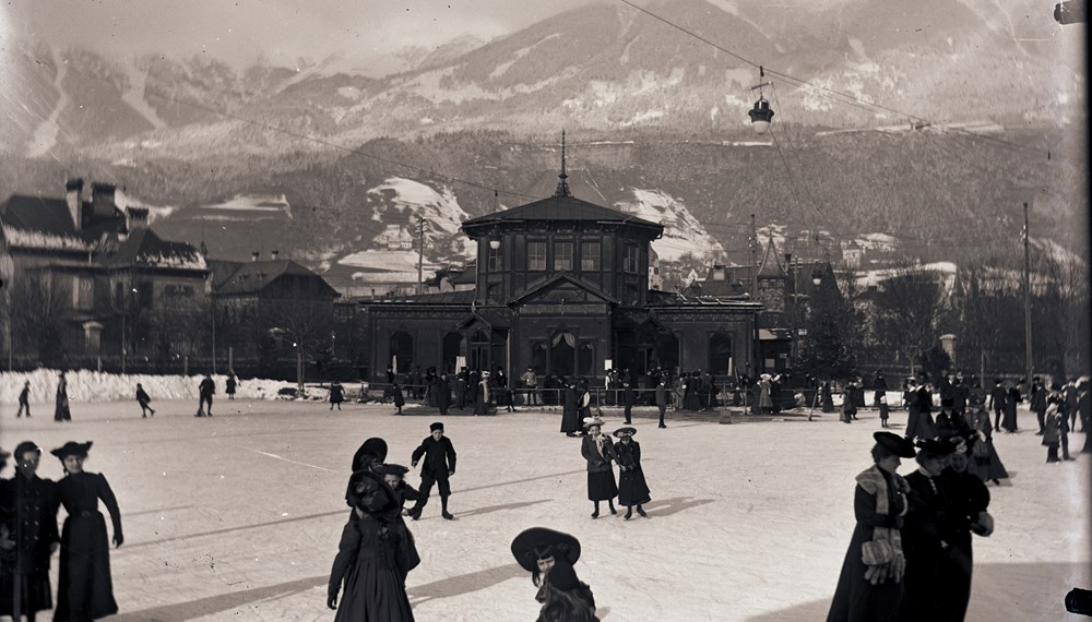 Eislaufen am Platz des Eislaufvereins.