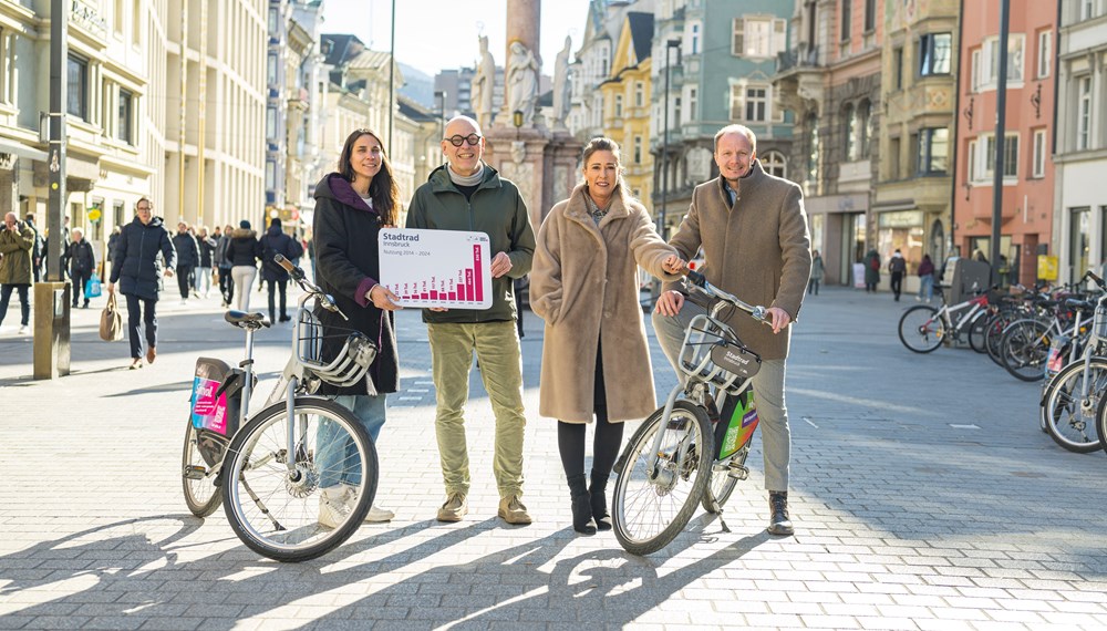 Klares Bekenntnis zum IVB-Stadtrad (v.r.): Bürgermeister Johannes Anzengruber, Stadträtin Mariella Lutz, IVB-Geschäftsführer Martin Baltes und Stadträtin Janine Bex.
